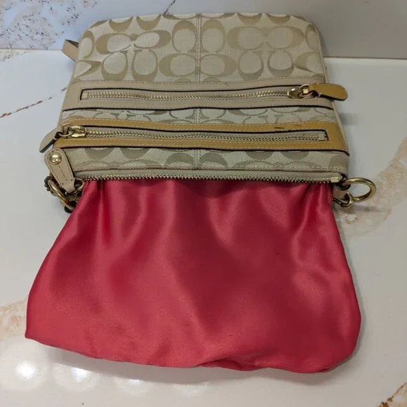 Coach crossbody, front zip pockets, jacquard & leather. - Picture 4 of 9